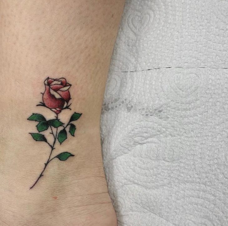 Tatuagem de rosa pequena: 90 ideias delicadas para marcar na pele
