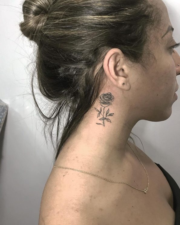 Tatuagem de rosa pequena: 90 ideias delicadas para marcar na pele