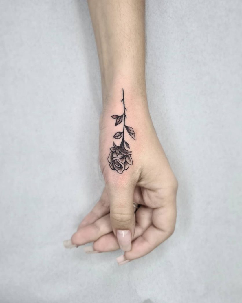 Tatuagem de rosa pequena: 90 ideias delicadas para marcar na pele