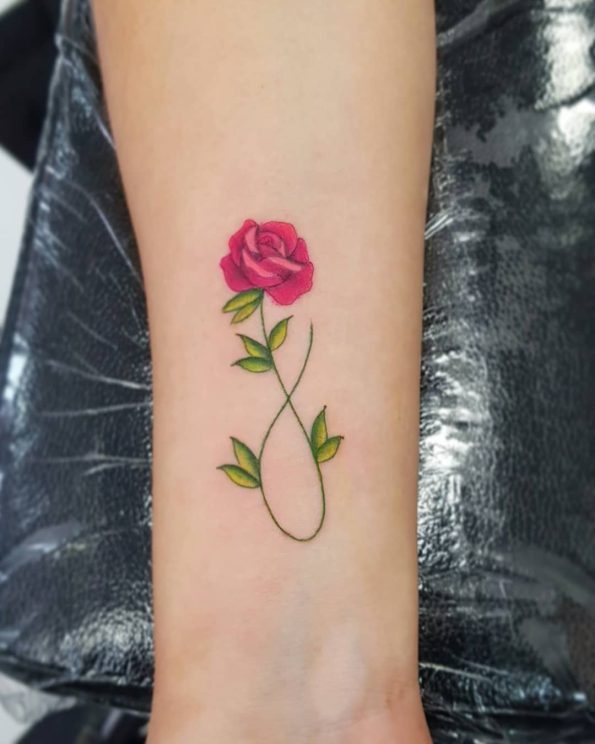 Tatuagem de rosa pequena: 90 ideias delicadas para marcar na pele