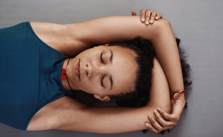 7 benefícios do yoga nidra e como praticar um relaxamento restaurador