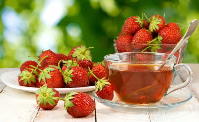 7 benefícios do chá de morango e receitas para incluí-lo na alimentação