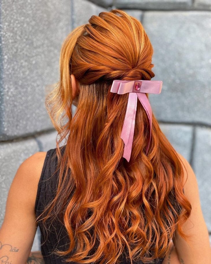 Penteados para cabelos ondulados: 30 fotos para se inspirar e arrasar