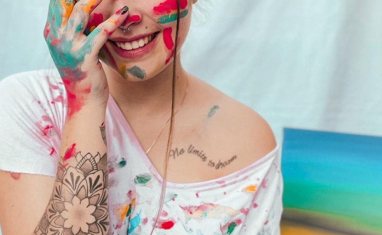 50 ideias de tatuagem de frases no ombro para eternizar sua essência