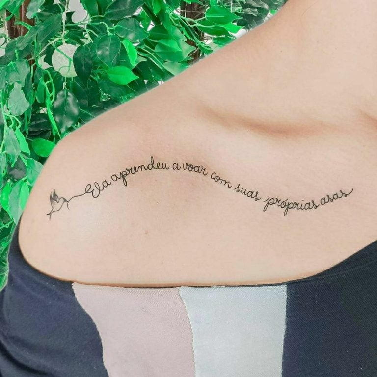 Tatuagem de frases no ombro: 50 opções inspiradoras