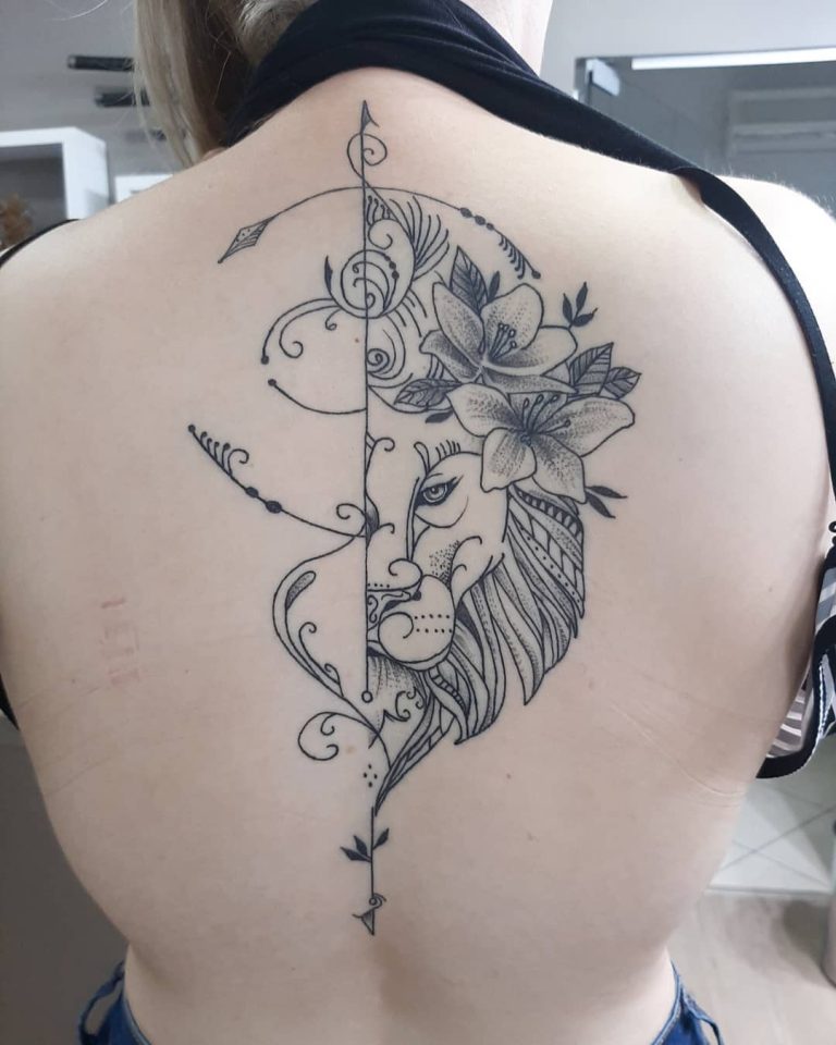 Tatuagem de leão nas costas: 40 imagens lindas e cheias de garra