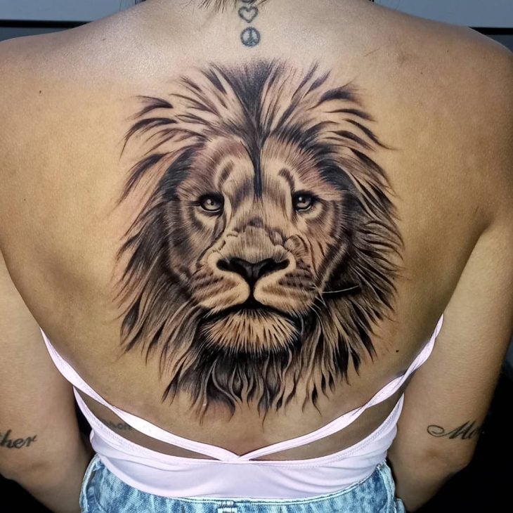 Tatuagem de leão nas costas: 40 imagens lindas cheias de garra e força