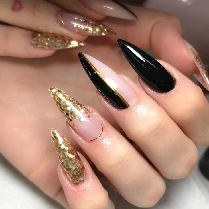 Unha stiletto preta: 30 ideias para arrasar no formato e decoração