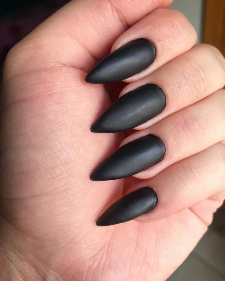 Unha stiletto preta: 30 ideias para arrasar no formato e decoração