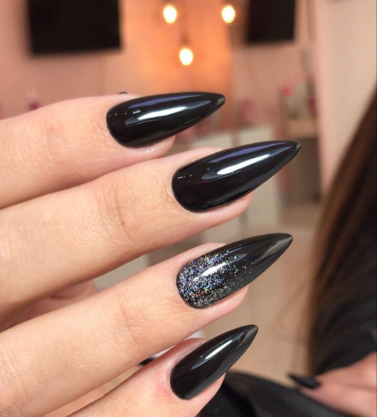 Unha stiletto preta: 30 ideias para arrasar no formato e decoração