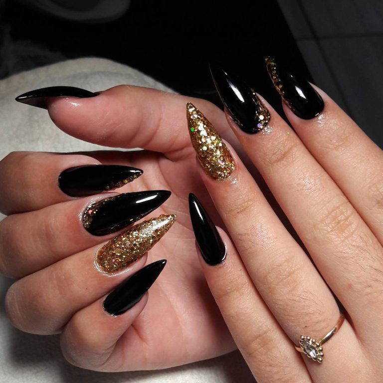Unha stiletto preta: 30 ideias para arrasar no formato e decoração