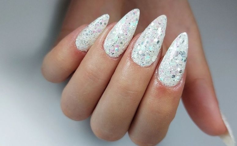 30 opções de unhas brancas com glitter para você brilhar muito