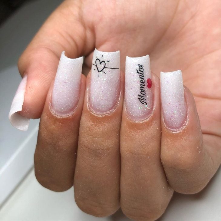 Unhas brancas com glitter: como fazer + 30 fotos deslumbrantes