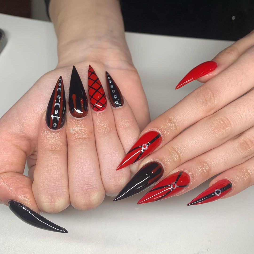 Unhas vermelhas com preto: 30 fotos para testar essa combinação