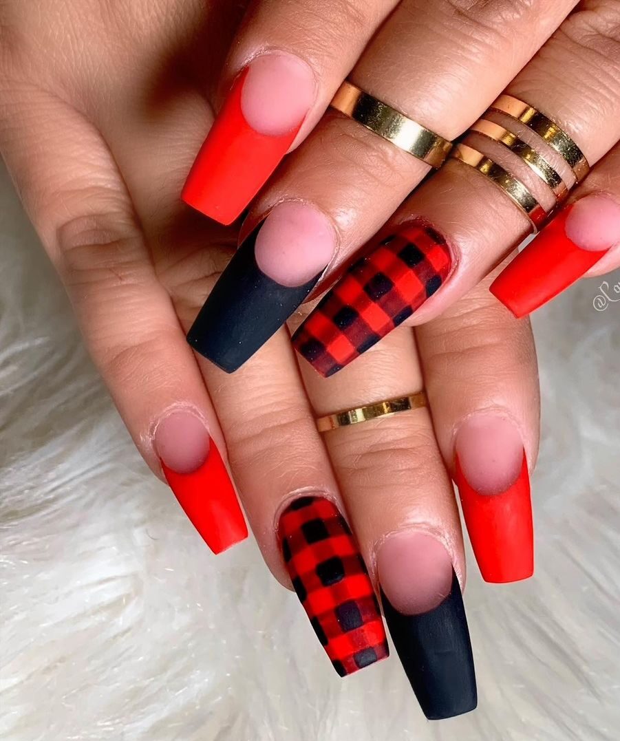 Unhas vermelhas com preto: 30 fotos para testar essa combinação