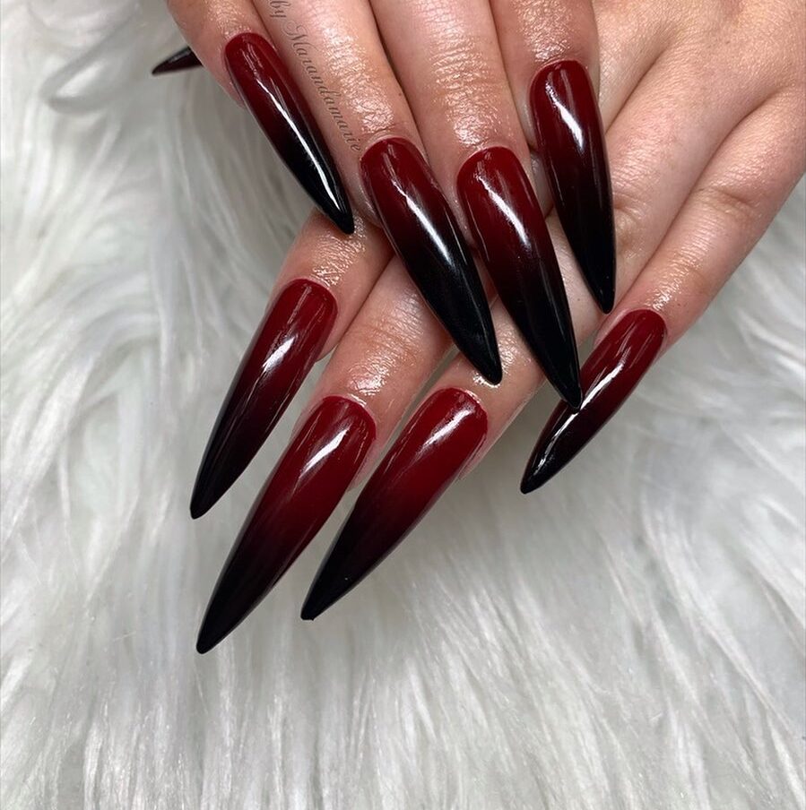 Unhas vermelhas com preto: 30 fotos para testar essa combinação