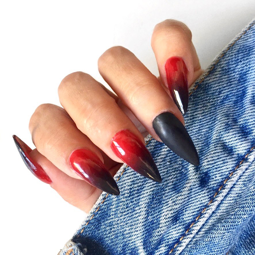 Unhas vermelhas com preto: 30 fotos para testar essa combinação