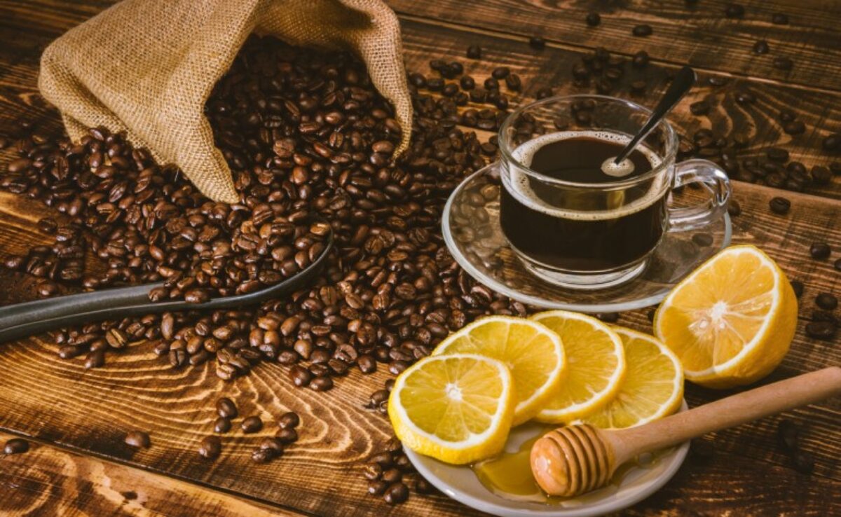 Café com limão: benefícios, mitos sobre a bebida e como fazer