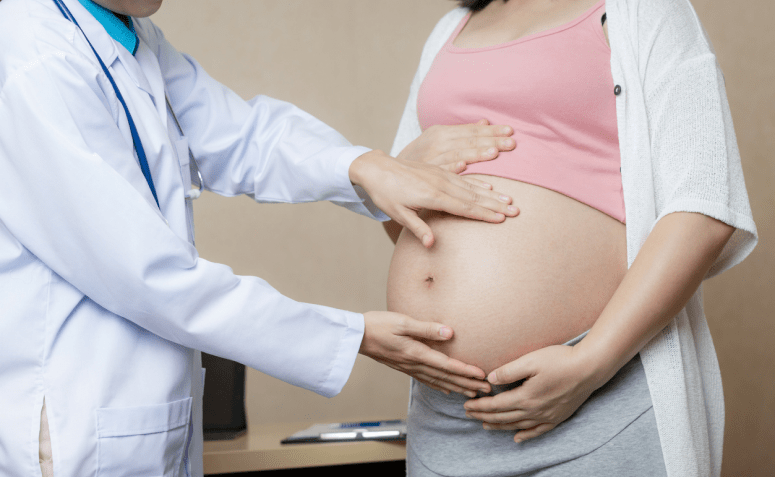 5 causas da dor no umbigo na gravidez e como aliviar