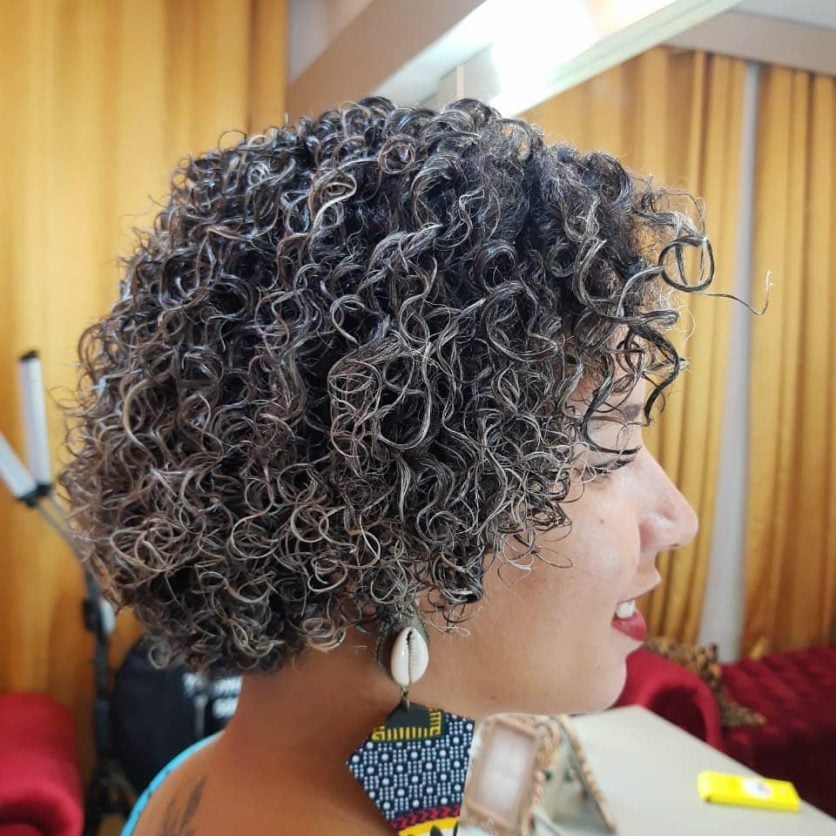 Cabelo cacheado curto com luzes: 50 ideias para destacar os seu cachos