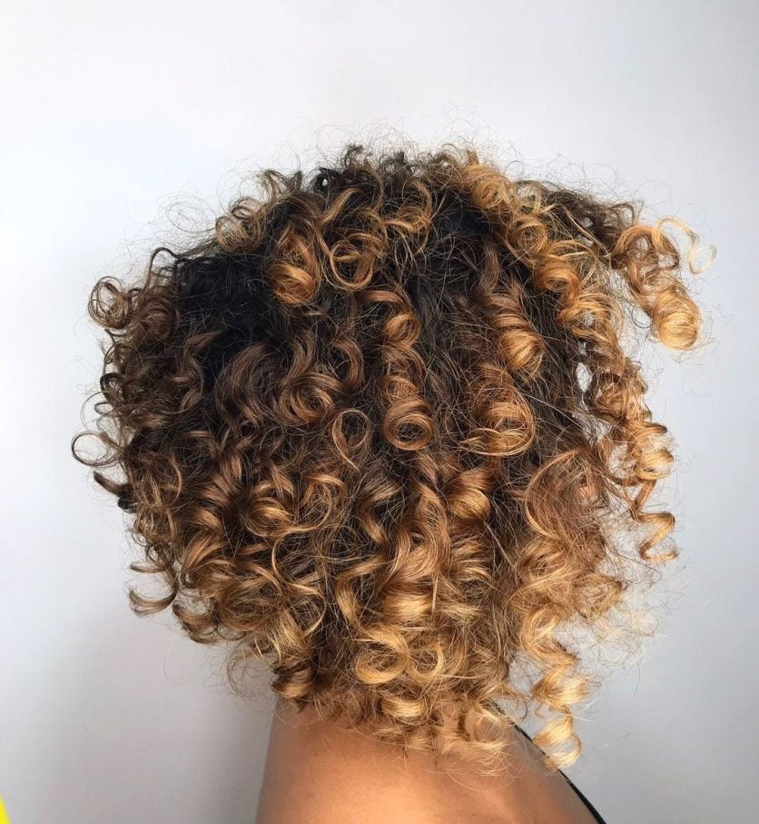 Cabelo cacheado curto com luzes: 50 ideias para destacar os seu cachos