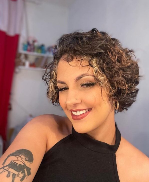 Cabelo cacheado curto com luzes: 50 ideias para destacar os seu cachos