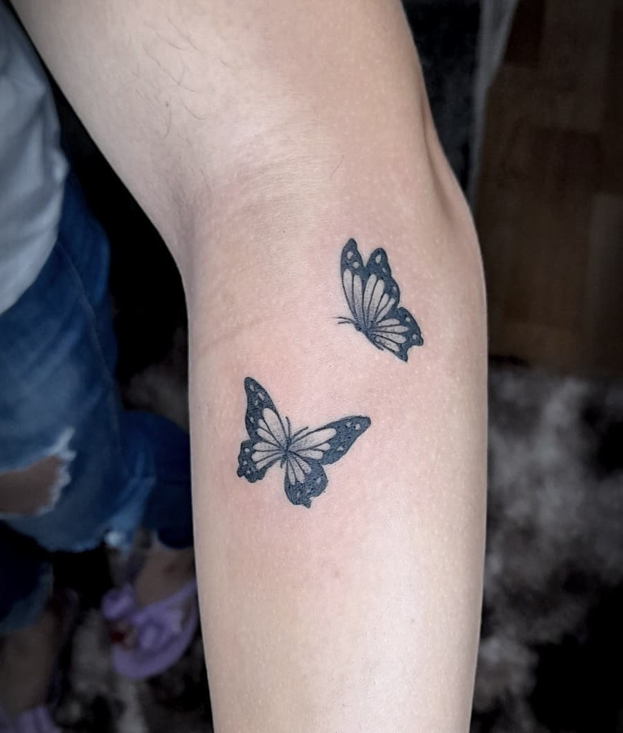 Tatuagens de borboleta minimalistas para mulheres que evoluíram e