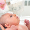 Como dar banho em recém-nascido: cuidados importantes com o bebê