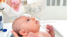 Como dar banho em recém-nascido: cuidados importantes com o bebê