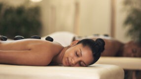 Conheça os benefícios das pedras quentes e aproveite essa massagem