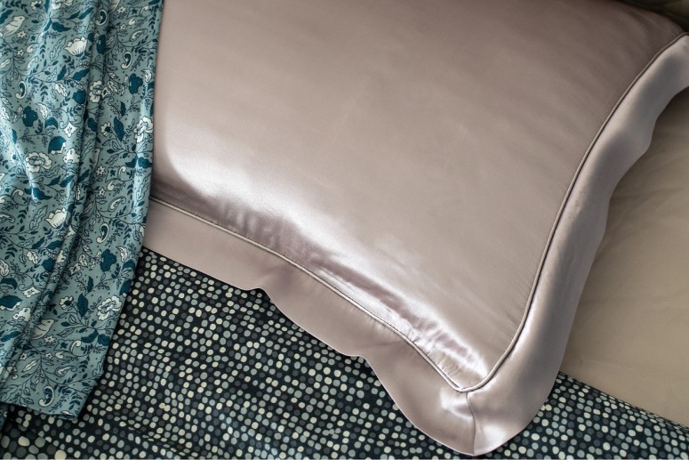 7 benefícios de usar a fronha de seda nos seus travesseiros