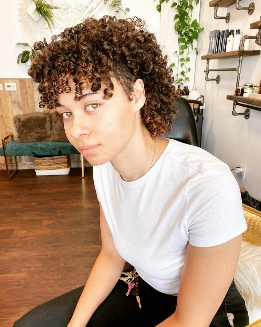 Mullet em cabelo cacheado: 30 modelos para aderir ao look + tutoriais