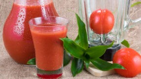 Suco de tomate: benefícios e receitas que te farão adotar o consumo