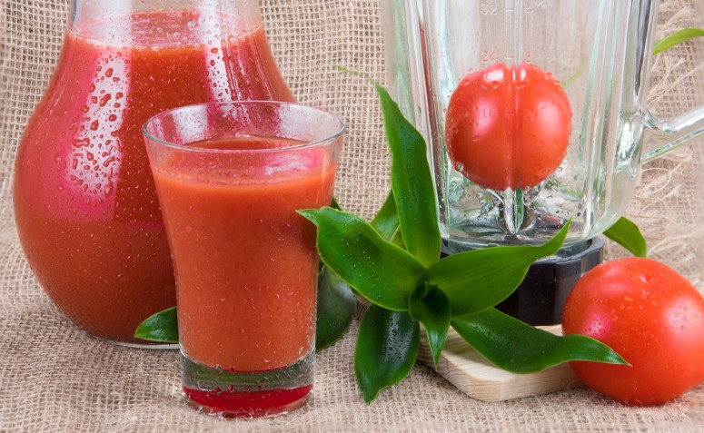 Suco de tomate: benefícios e receitas que te farão adotar o consumo