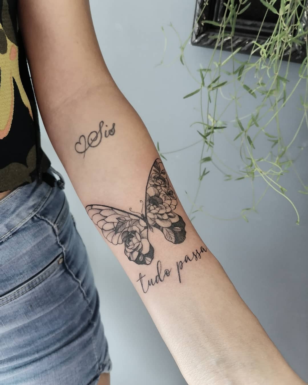 Tatuagem Tudo passa + borboleta em linha fina