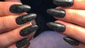 40 fotos de unhas  pretas com glitter perfeitas para quem ama brilho