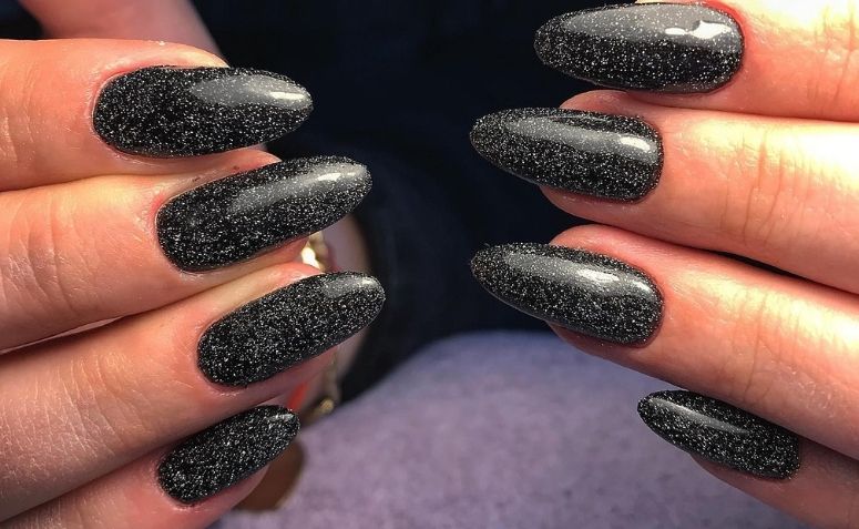 40 fotos de unhas  pretas com glitter perfeitas para quem ama brilho