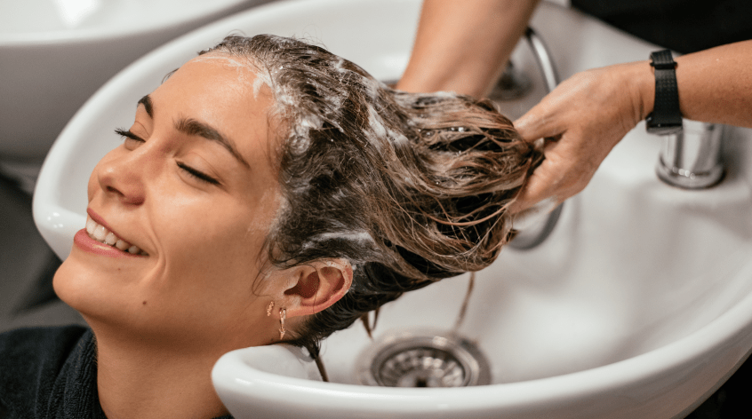Shampoo clareador: ilumine os fios de forma gradativa e saudável