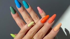 40 ideias de unhas coloridas para você expressar a alegria das cores