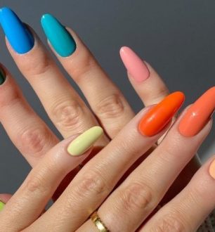 40 ideias de unhas coloridas para você expressar a alegria das cores