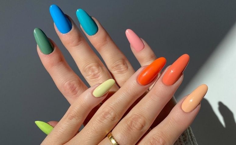 40 ideias de unhas coloridas para você expressar a alegria das cores