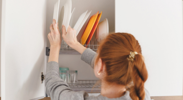 Saiba como organizar armário de cozinha de forma fácil e funcional