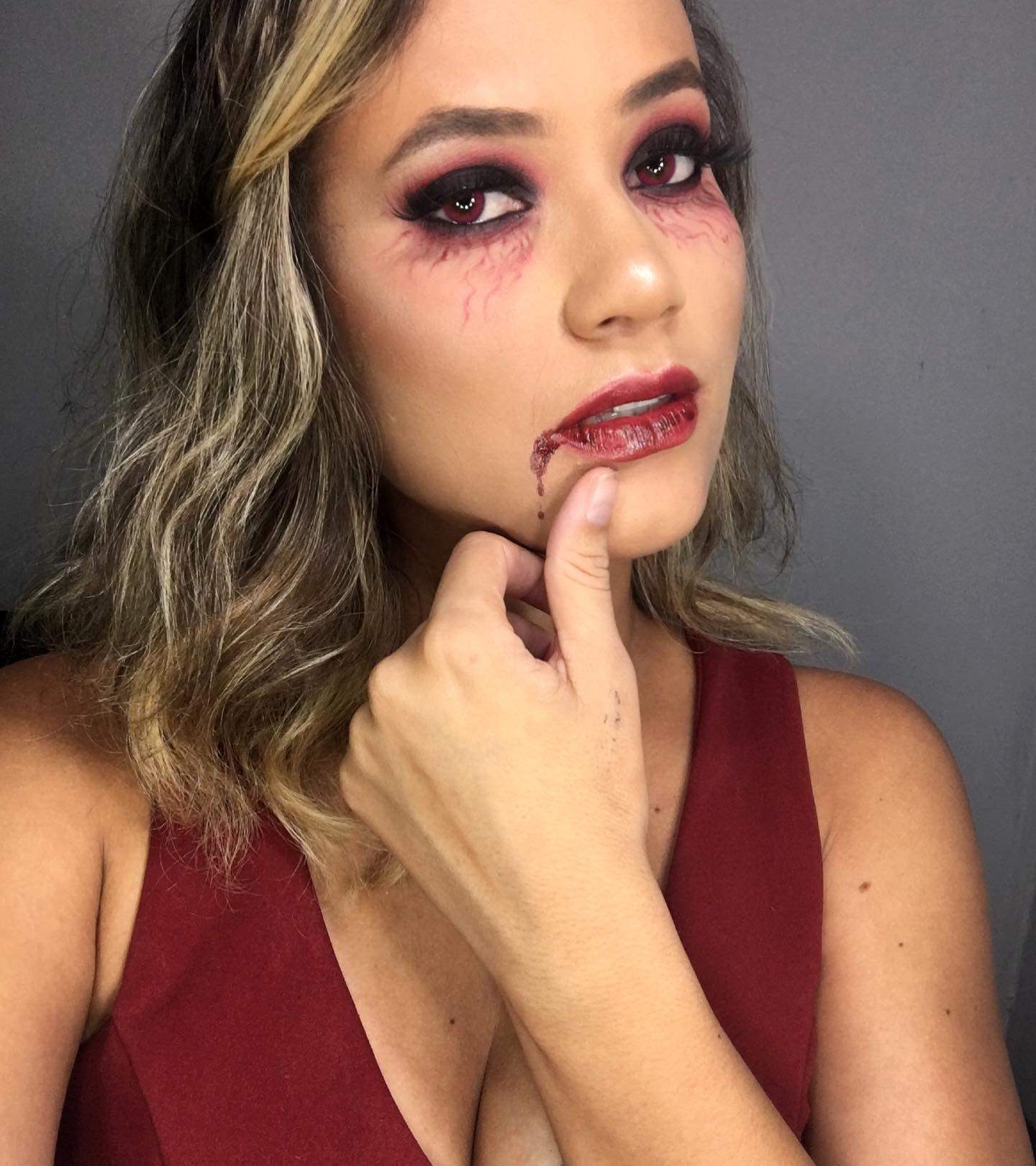 Maquiagem de Halloween Simples (veias de vampiro saindo do olho)