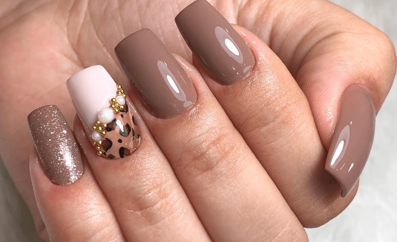 30 nail design com esmalte marrom que vão te fazer amar essa cor