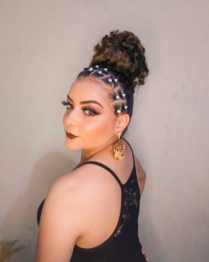 Penteados com liguinha: 25 modelos e 4 tutoriais para entrar na tendência