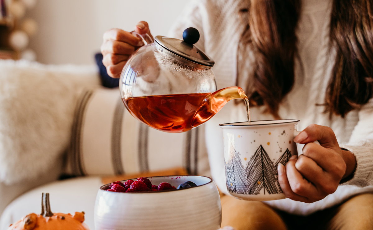 O chá para descer menstruação realmente funciona?