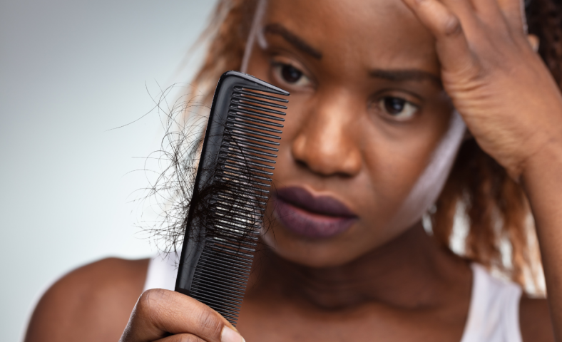 Como identificar um cabelo caindo muito e combater a queda excessiva dos fios