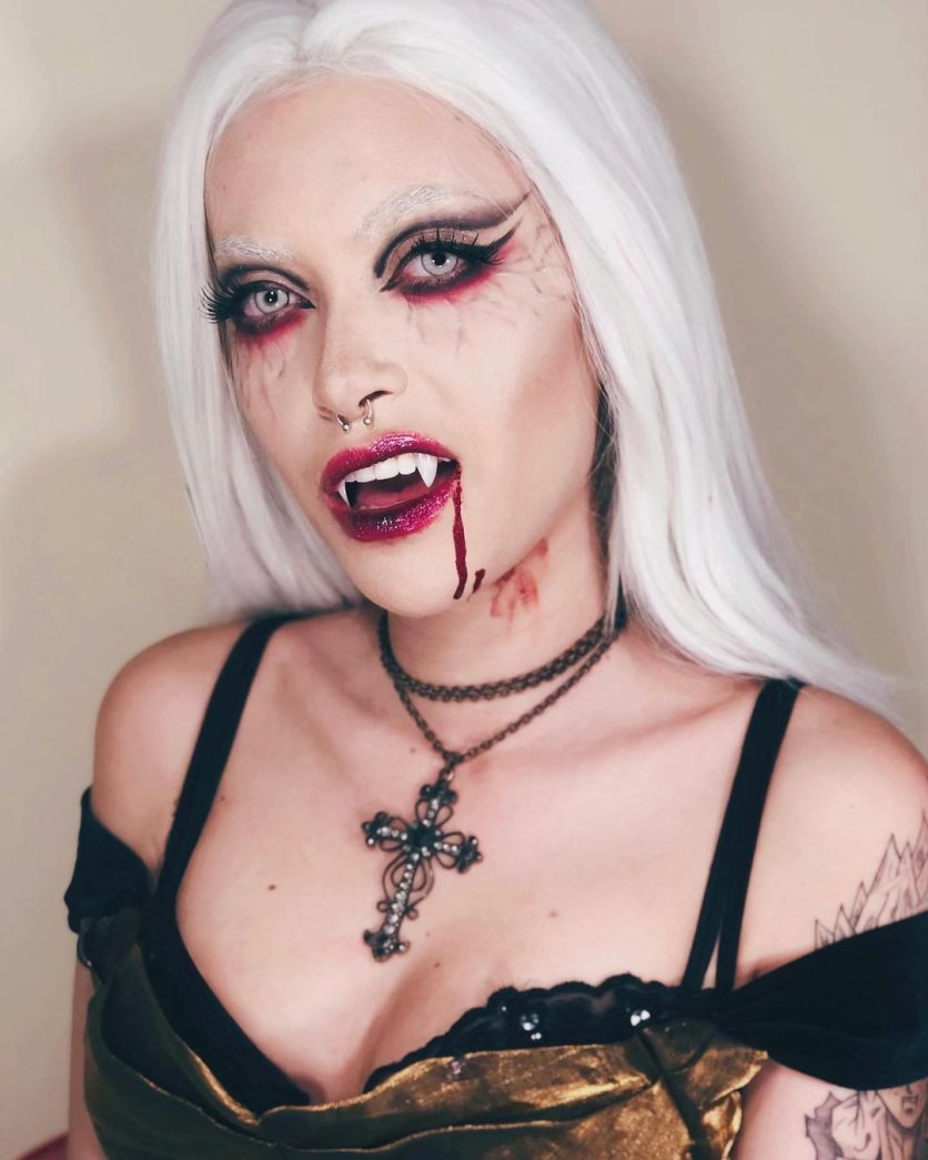 maquiagem de halloween de vampira elaborada
