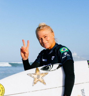 Tatiana Weston-Webb carrega a bandeira brasileira pelas praias do mundo