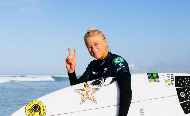 Tatiana Weston-Webb carrega a bandeira brasileira pelas praias do mundo